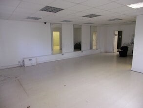 7-9 Chalvedon Sq, Basildon for lease Interior Photo- Image 2 of 3
