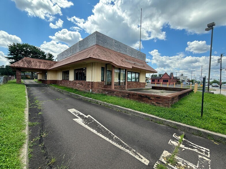 121 W Lincoln Hwy, Penndel, PA à louer - Photo du bâtiment - Image 2 de 5