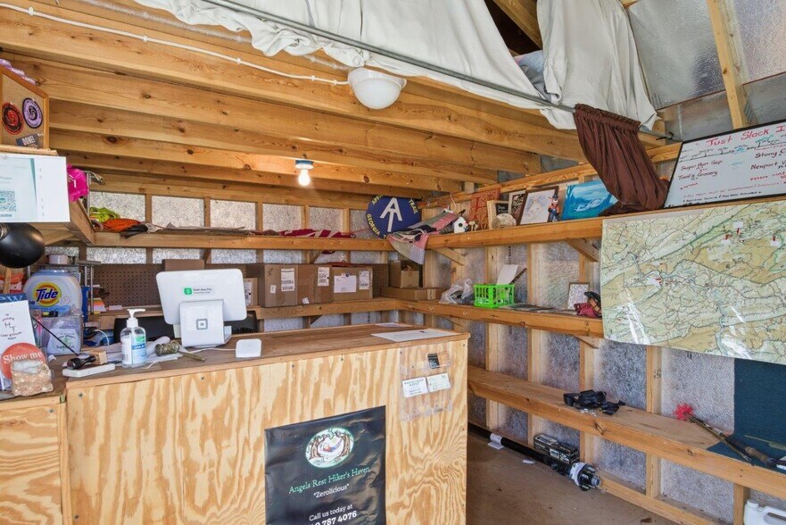 204 Douglas Ln, Pearisburg, VA à vendre - Photo du bâtiment - Image 3 de 54