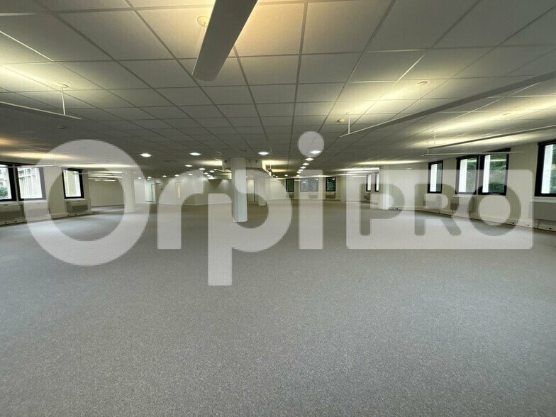 Office in Saint Aubin for lease - Building Photo - Image 3 of 12