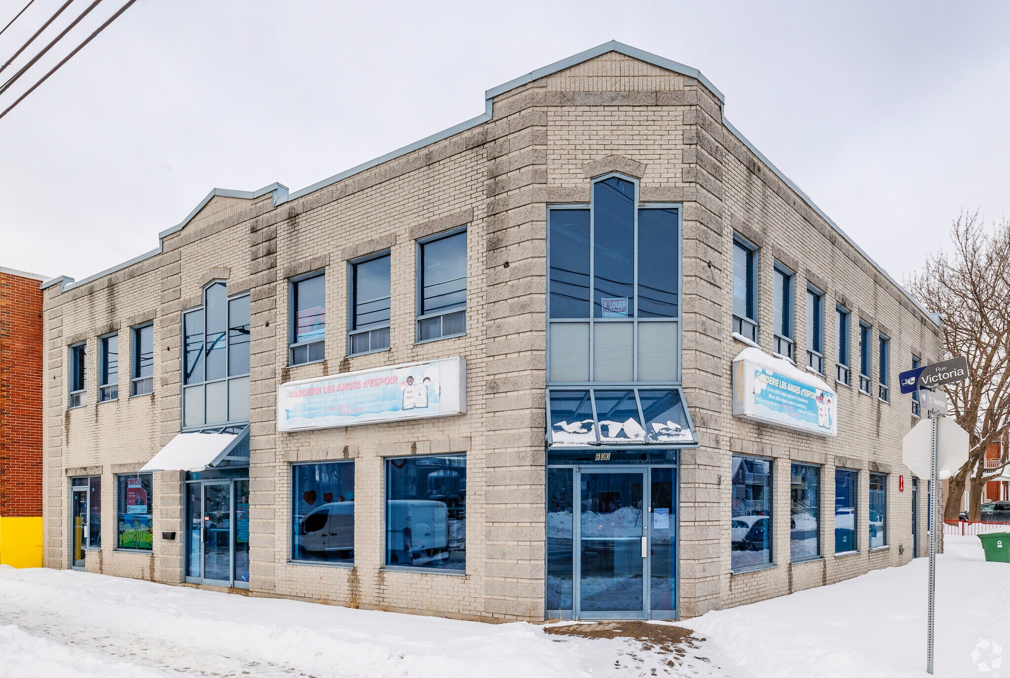 600 Rue Victoria, Montréal, QC for lease Primary Photo- Image 1 of 3