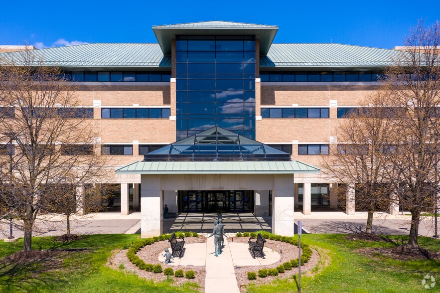 37595 7 Mile Rd, Livonia, MI à louer - Photo du bâtiment - Image 2 de 5