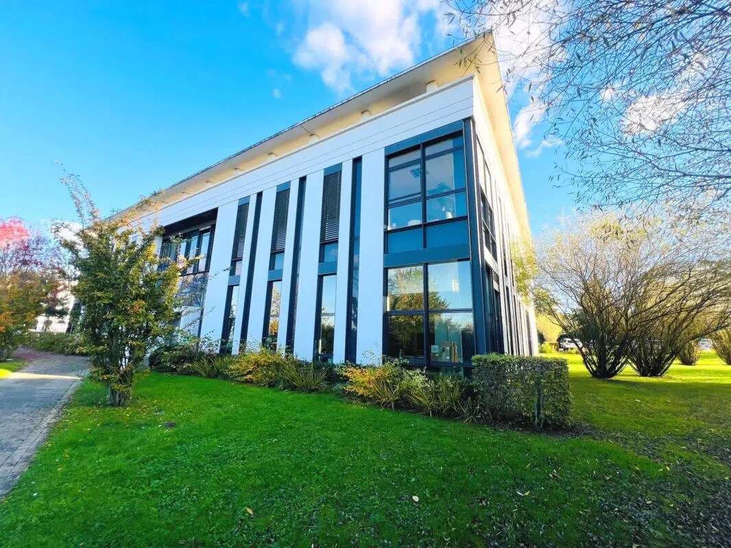 Office in Élancourt for lease Building Photo- Image 1 of 14