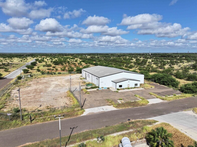 149 Eagle Ford Rd, Cotulla, TX à louer - Photo du bâtiment - Image 3 de 3