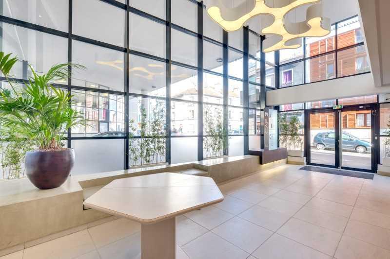 Office in Vincennes for lease Lobby- Image 1 of 4