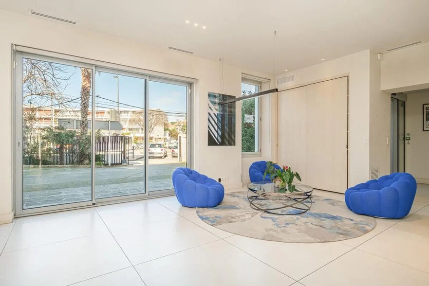 Office in Marseille for lease - Building Photo - Image 2 of 24