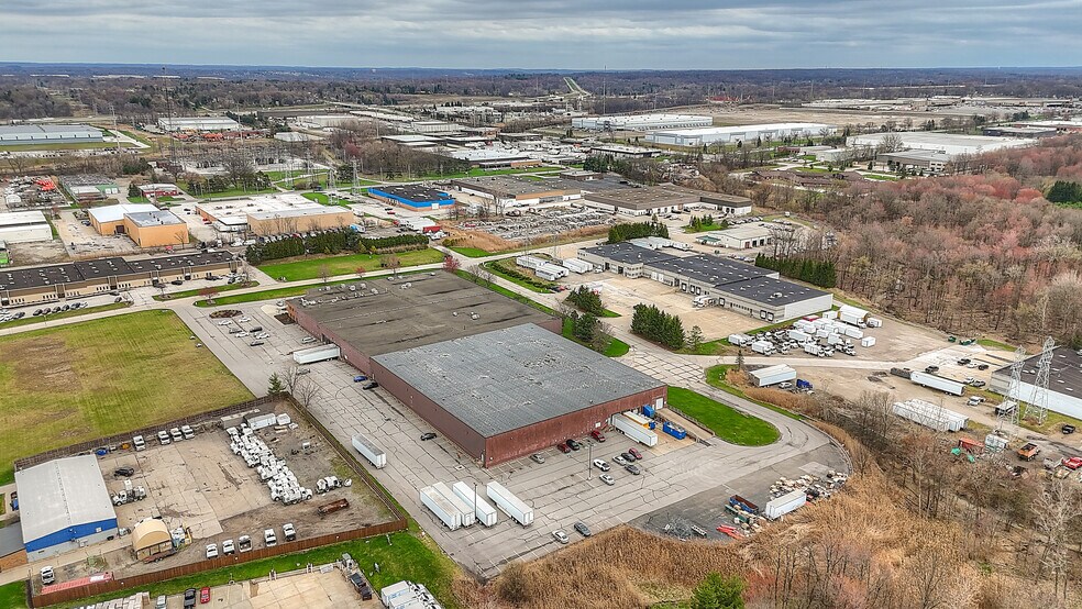 7350 Young Dr, Walton Hills, OH à louer - Photo du bâtiment - Image 3 de 13