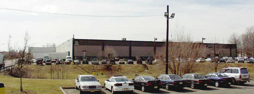 2001 Lower Rd, Linden, NJ à louer - Photo du bâtiment - Image 3 de 4