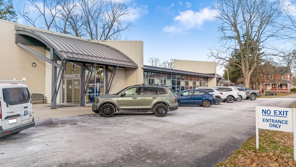 661 Mahoning Ave NW, Warren, OH à louer - Photo du bâtiment - Image 2 de 10