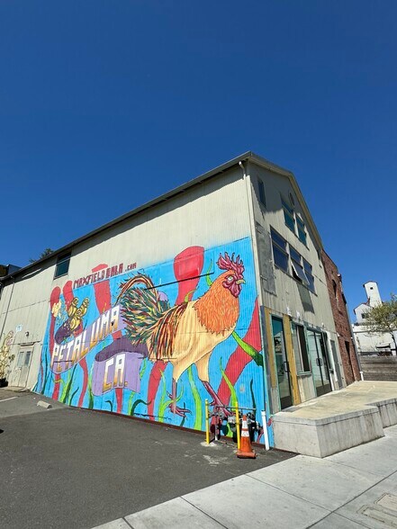 226-228 Petaluma Blvd N, Petaluma, CA à louer - Photo du bâtiment - Image 3 de 11