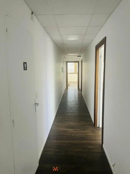 Office in Poissy for lease - Interior Photo - Image 3 of 6