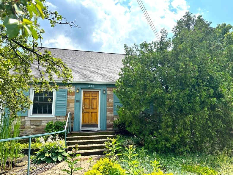 415 W Grand River Ave, East Lansing, MI à vendre - Photo du bâtiment - Image 2 de 37