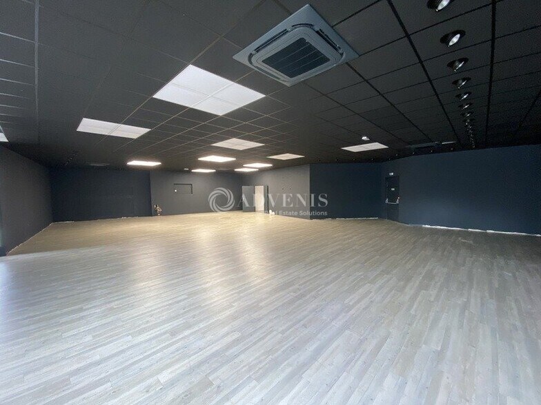 1 Rond-Point Pariwest, Maurepas for lease - Interior Photo - Image 2 of 7