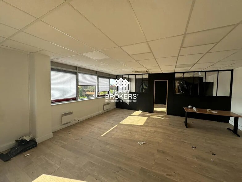 Office in Gennevilliers for lease - Interior Photo - Image 2 of 3