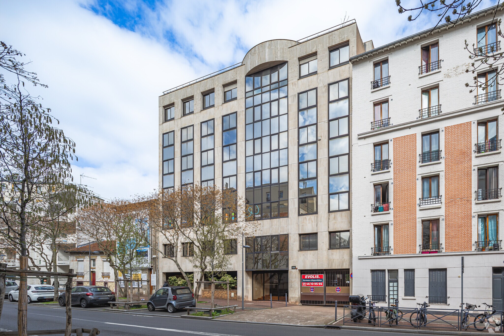 Office in Issy-les-Moulineaux for sale Primary Photo- Image 1 of 6