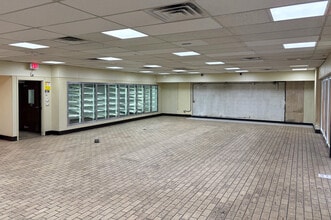 13805 Plumbrook Rd, Sterling Heights, MI à louer Photo intérieure- Image 1 de 2