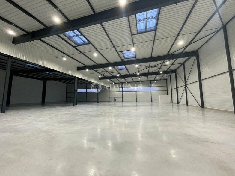 Industrial in Le Bourget for lease - Building Photo - Image 3 of 9