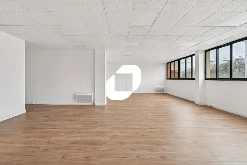 Office in Goussainville for lease Interior Photo- Image 1 of 13