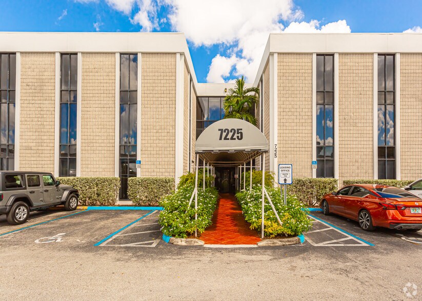 7225 NW 25th St, Miami, FL à louer - Photo du bâtiment - Image 2 de 3