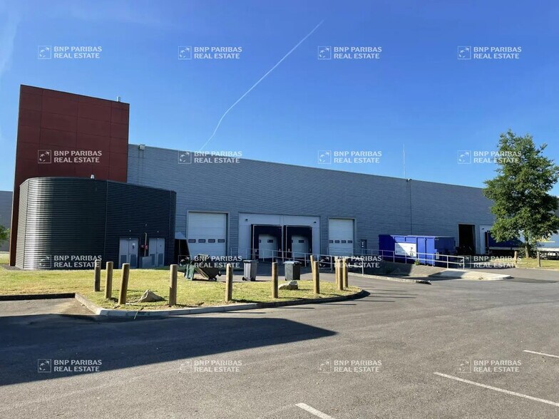 Flex dans Lieusaint à louer - Photo du bâtiment - Image 2 de 15