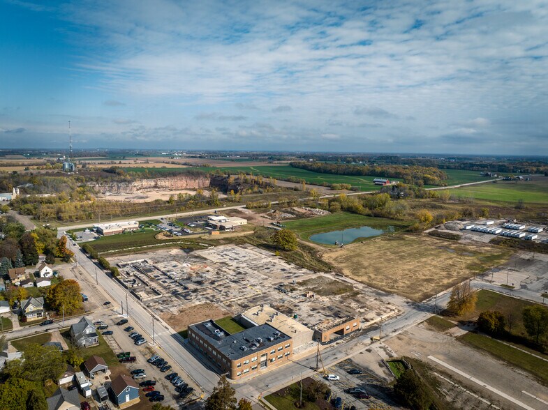 213 E Ryan St, Brillion, WI à vendre - Photo du bâtiment - Image 3 de 5