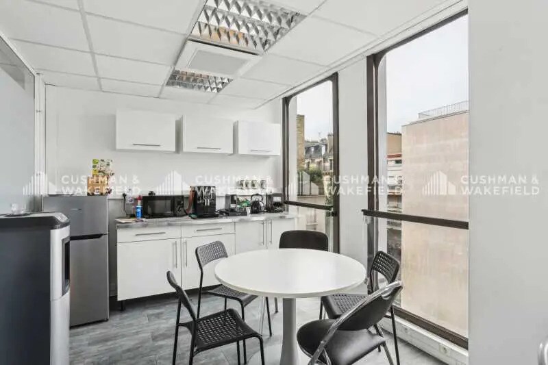 Office in Neuilly-sur-Seine for lease - Interior Photo - Image 2 of 13