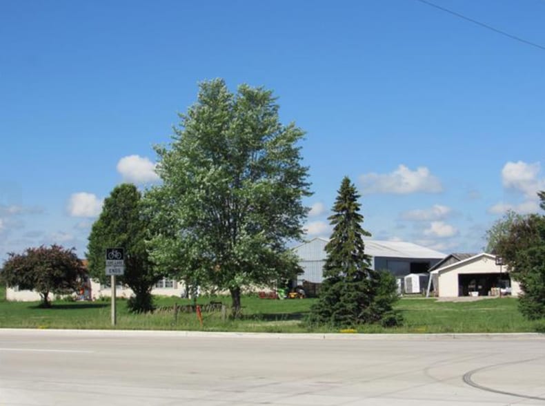 265 W Ripple Ave, Oshkosh, WI for sale - Building Photo - Image 2 of 2