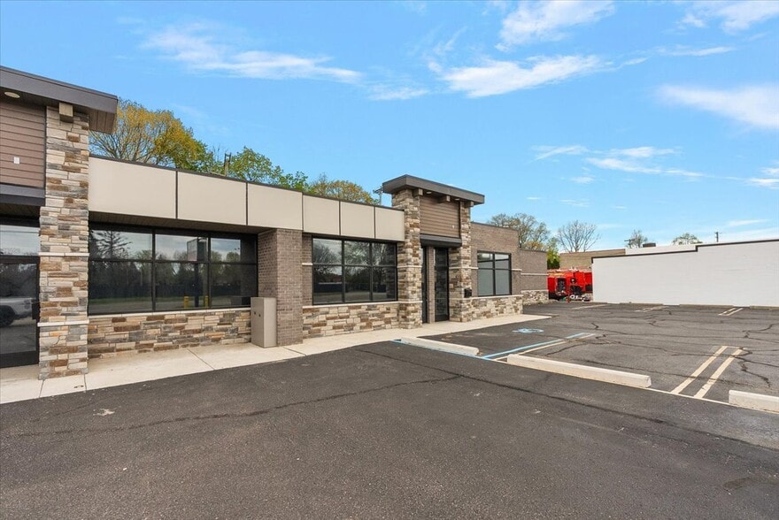 33535-33537 7 Mile Rd, Livonia, MI for lease - Building Photo - Image 2 of 17