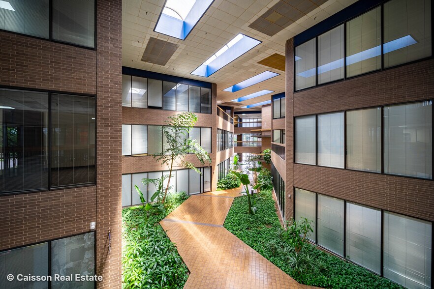 7447 Harwin Dr, Houston, TX à louer - Photo du bâtiment - Image 2 de 15