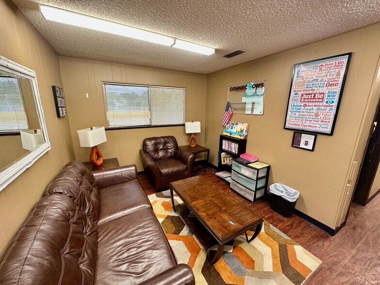 1010 Zanderson Ave, Jourdanton, TX à louer - Photo intérieure - Image 3 de 19