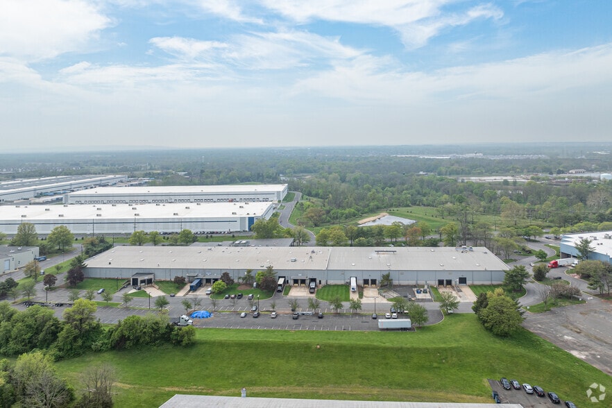 100 Randolph Rd, Somerset, NJ à louer - Photo du bâtiment - Image 2 de 6