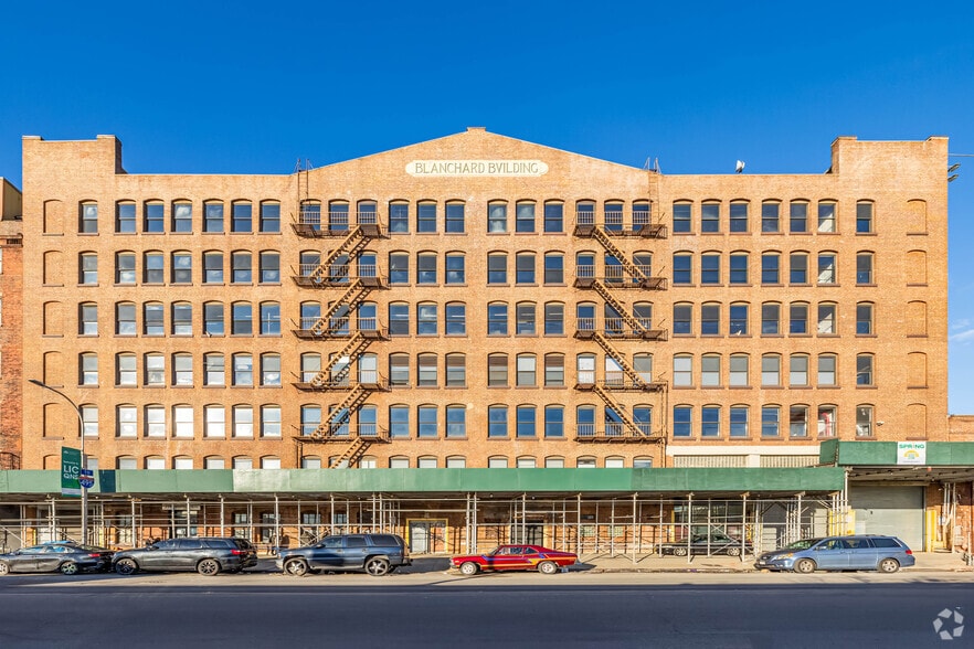 21-10 51st Ave, Long Island City, NY à louer - Photo du bâtiment - Image 2 de 5