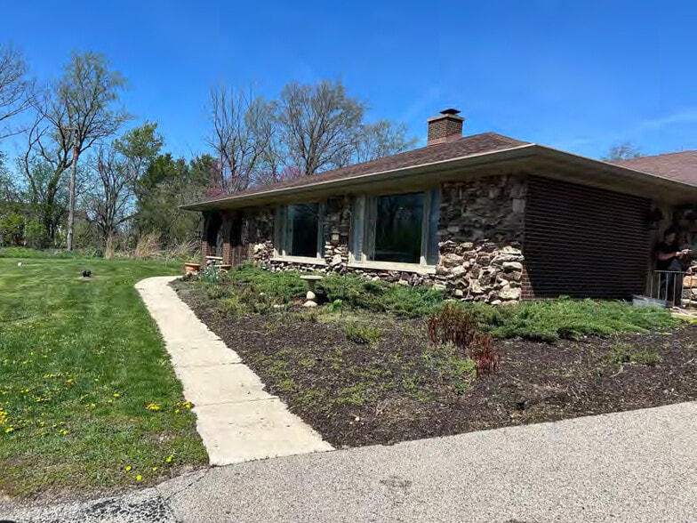 5430 Hillside Rd, Crystal Lake, IL for sale - Building Photo - Image 3 of 3