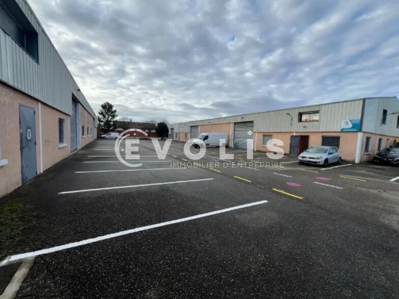 Flex in Meyzieu for lease - Building Photo - Image 3 of 5