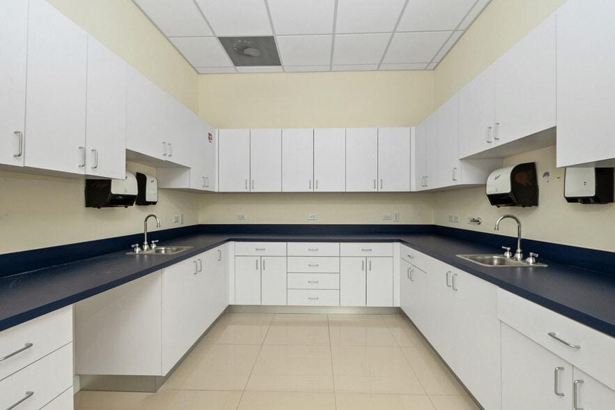 4733 N Kedzie Ave, Chicago, IL for lease - Building Photo - Image 3 of 6