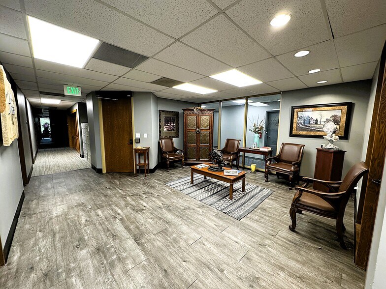 2 Inverness Dr E, Englewood, CO à vendre - Photo intérieure - Image 2 de 11