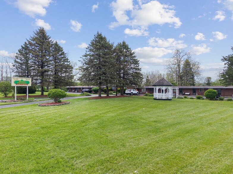 2100 W Genesee Tpke, Camillus, NY à vendre - Photo du bâtiment - Image 1 de 14