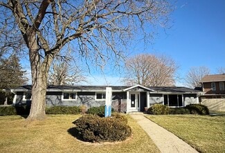 Plus de détails pour 870 Summit Ave, Oconomowoc, WI - Bureau à vendre
