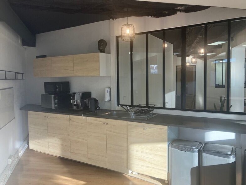 5 Place Du Colonel Fabien, Paris for lease - Interior Photo - Image 3 of 18