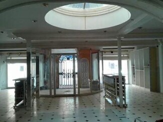 Plus de détails pour Multi-résidentiel à vendre