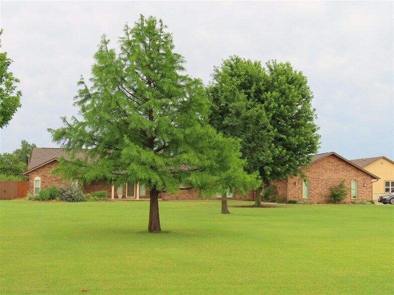 1220 S Santa Fe Ave, Moore, OK for sale - Primary Photo - Image 1 of 2