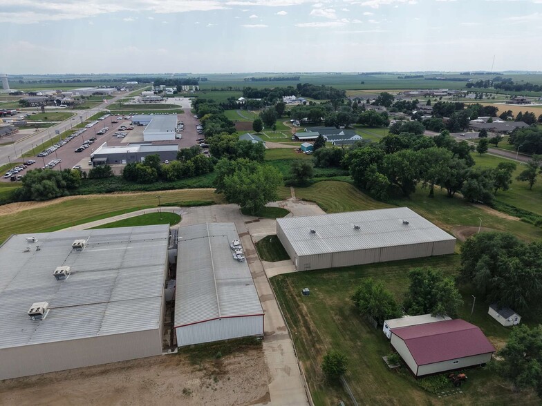 747 S Washington Ave, Madison, SD à louer - Photo du bâtiment - Image 3 de 8
