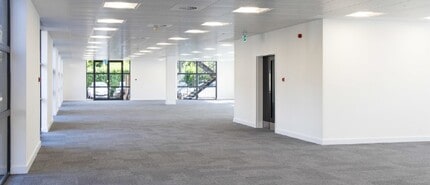 Wycombe Ln, Wooburn Green for lease Interior Photo- Image 1 of 2