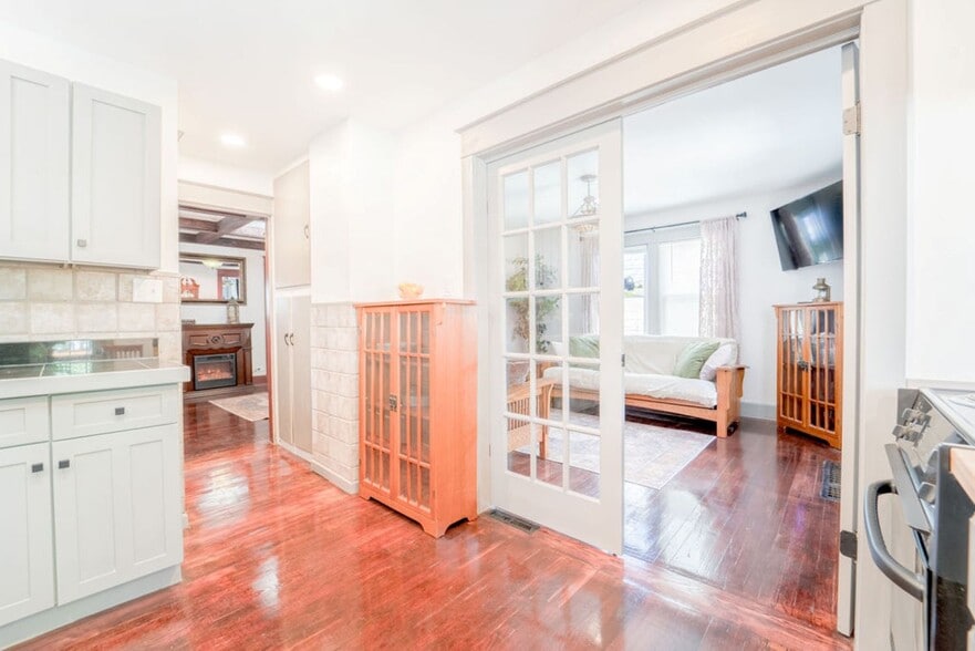 7 Short/Mid-Term Rental Properties portefeuille de 7 propriétés à vendre sur LoopNet.ca - Photo du bâtiment - Image 2 de 35