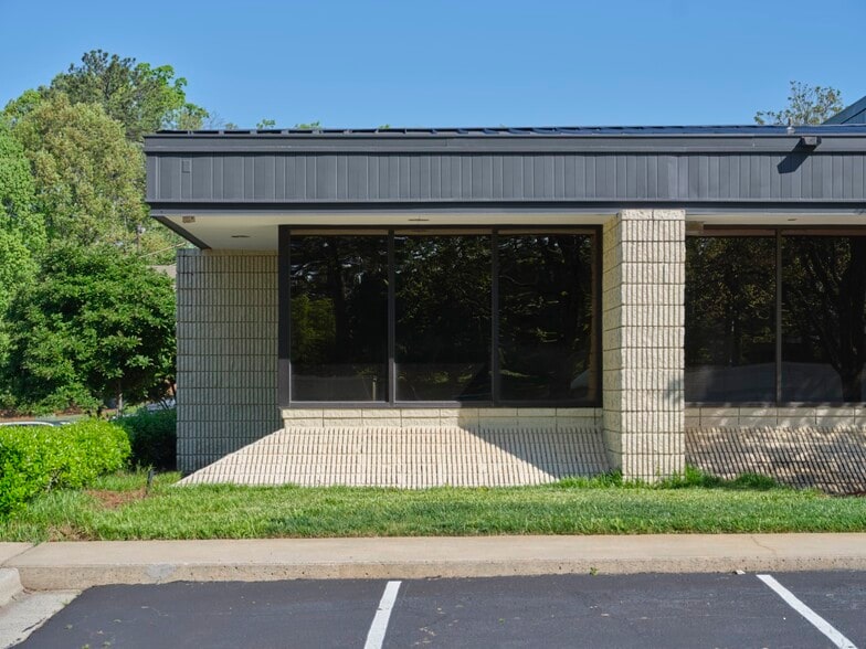 5854 Peachtree Cors E, Peachtree Corners, GA for lease - Building Photo - Image 2 of 10