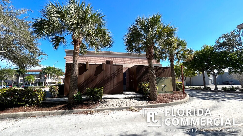 726 SW Federal Hwy, Stuart, FL à louer - Photo du bâtiment - Image 3 de 17