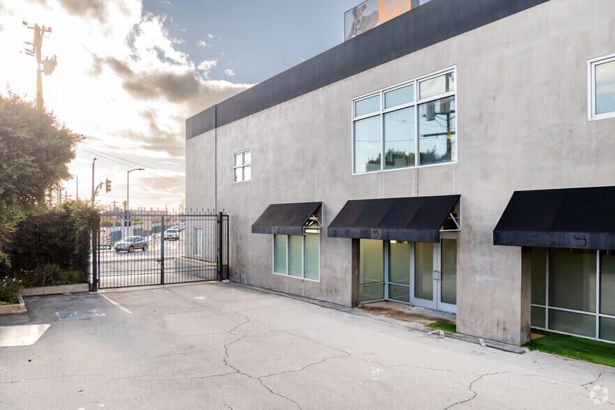 2250 S Barrington Ave, Los Angeles, CA à louer - Photo du bâtiment - Image 2 de 6