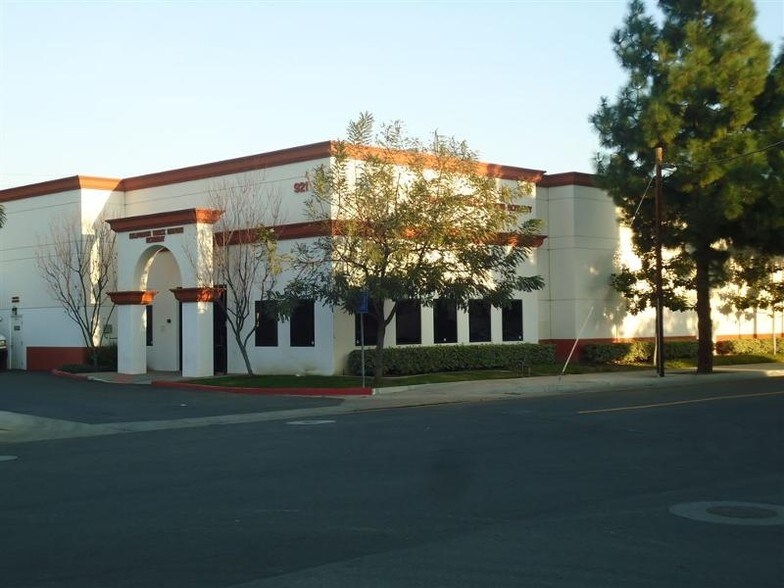 921 Poinsettia St, Santa Ana, CA à vendre - Photo du bâtiment - Image 3 de 7