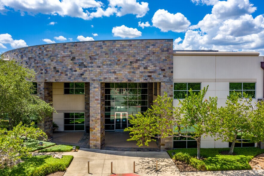 211 N Loop 1604 E, San Antonio, TX à louer - Photo du bâtiment - Image 1 de 21