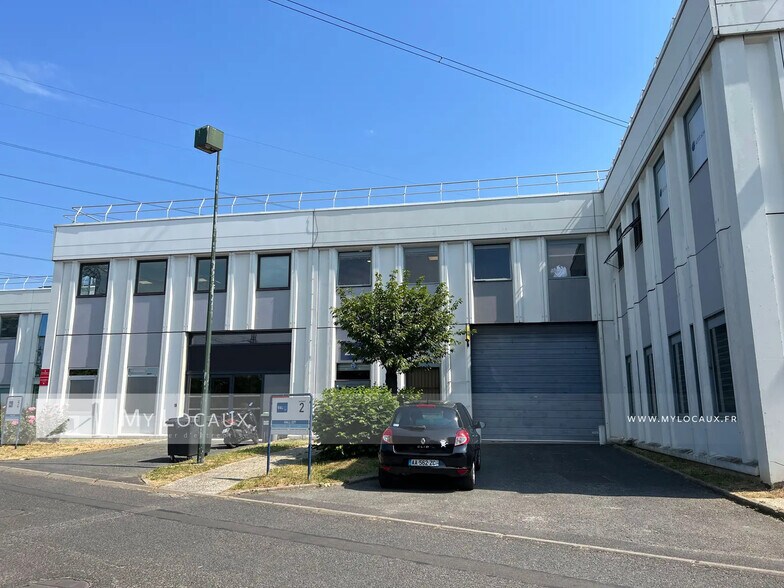 Flex dans Osny à louer - Photo du bâtiment - Image 1 de 8